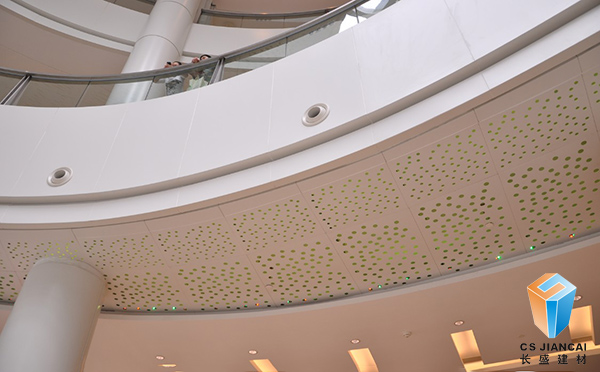 沖孔氟碳鋁單板通道走廊應(yīng)用效果