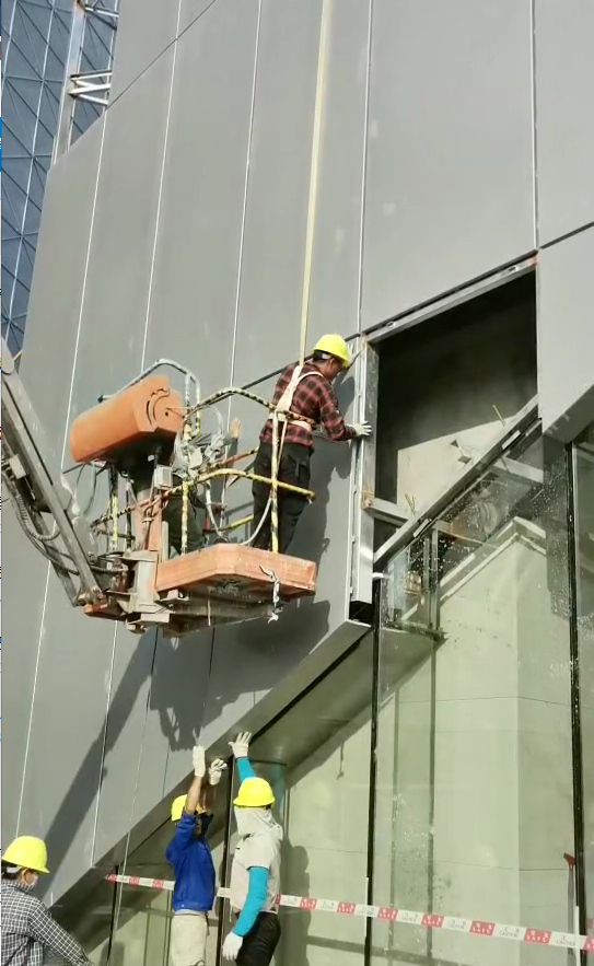 鋁單板外墻工人安裝圖 鋁單板外墻工人安裝圖